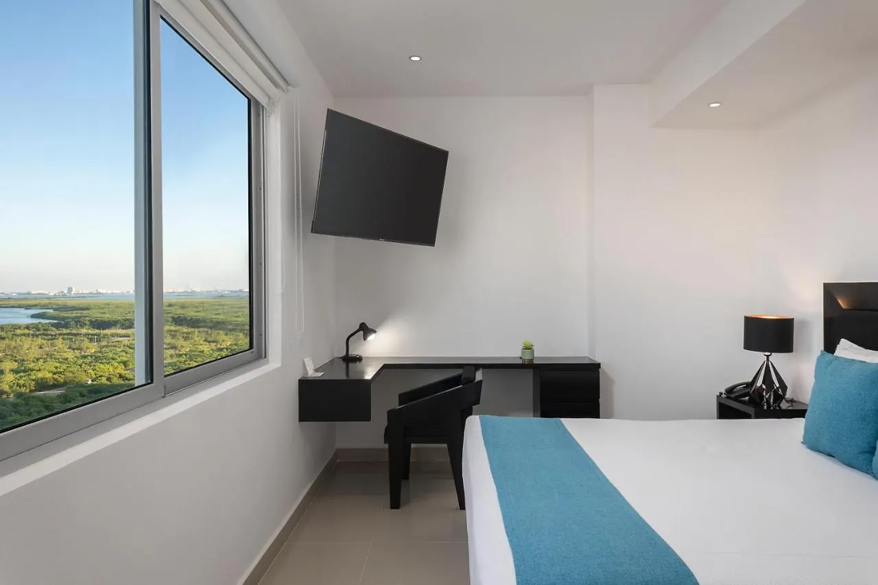 Suites Malecon Cancun 4*,